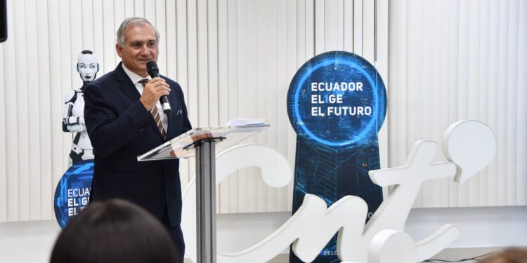 Ronald Spina inaugura la red de conectividad de quinta generación de la CNT en Machala