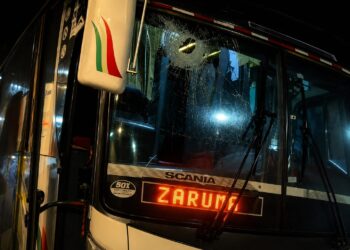 Piedra lanzada contra un bus hiere a un oficial de la cooperativa Piñas