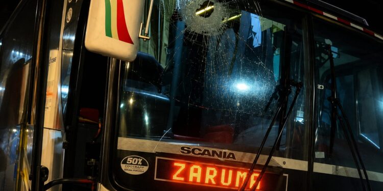 Piedra lanzada contra un bus hiere a un oficial de la cooperativa Piñas