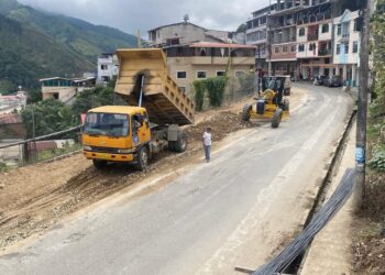 Mejoras en las aceras de la calle Bolívar Madero refuerzan la seguridad peatonal y la infraestructura urbana de Piñas