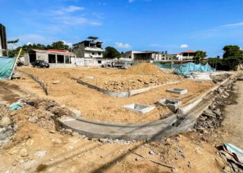 La alcaldesa subrogante Jenny Machuca Granda inspecciona la construcción de áreas deportivas en el barrio 8 de Noviembre