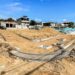 La alcaldesa subrogante Jenny Machuca Granda inspecciona la construcción de áreas deportivas en el barrio 8 de Noviembre