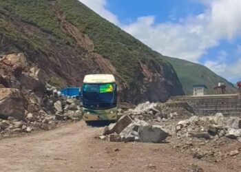 Habilitan paso controlado en la vía Cuenca-Girón-Pasaje tras semanas de trabajos por el derrumbe en el km 98