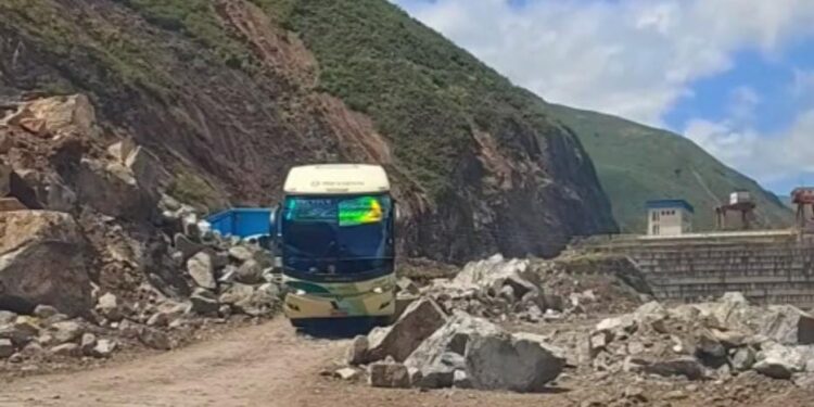 Habilitan paso controlado en la vía Cuenca-Girón-Pasaje tras semanas de trabajos por el derrumbe en el km 98