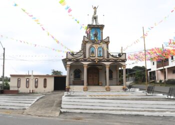 Alcaldía de Las Lajas ejecuta labores de embellecimiento en espacios públicos de Platanillos por fiestas patronales