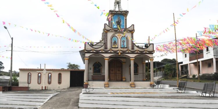 Alcaldía de Las Lajas ejecuta labores de embellecimiento en espacios públicos de Platanillos por fiestas patronales