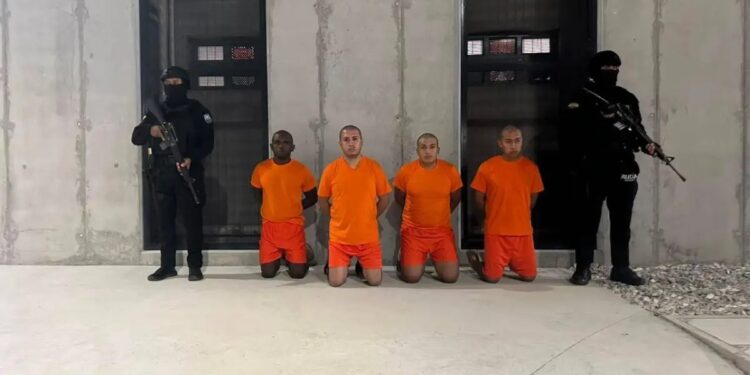 Cuatro agentes policiales ingresan a la Cárcel del Encuentro por presunto fraude procesal y soborno