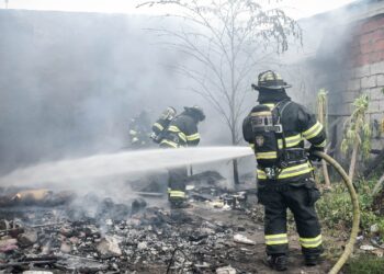 Respuesta rápida del personal bomberil evita que un incendio de maleza afecte viviendas en el norte de Machala