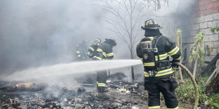 Respuesta rápida del personal bomberil evita que un incendio de maleza afecte viviendas en el norte de Machala
