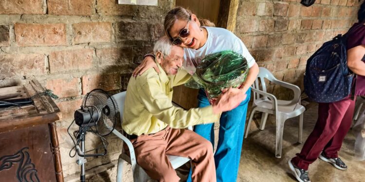 Alcaldesa de Arenillas visita a beneficiario de proyecto enfocado en adultos mayores