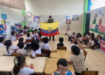 Policía impulsa jornada de prevención y valores con estudiantes de Puerto Bolívar
