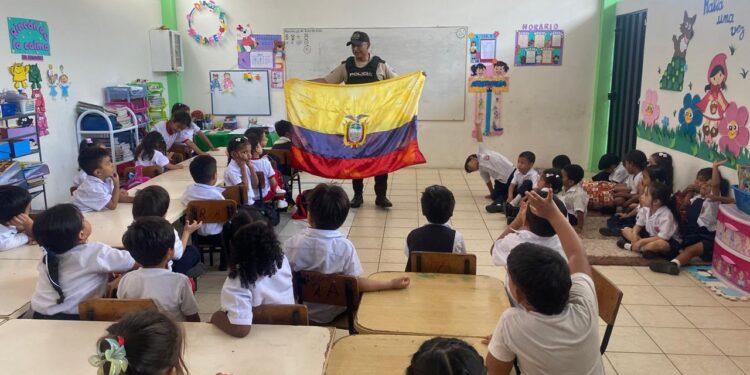 Policía impulsa jornada de prevención y valores con estudiantes de Puerto Bolívar