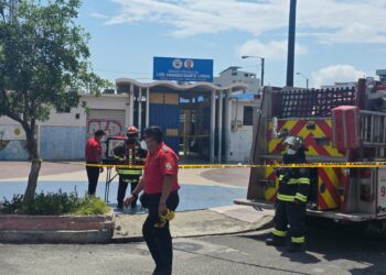 Evacúan plantel educativo tras emergencia por presunto olor a químico en el centro de Machala