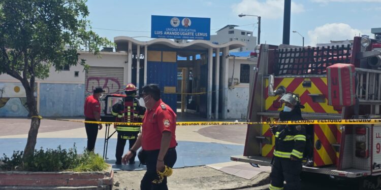 Evacúan plantel educativo tras emergencia por presunto olor a químico en el centro de Machala
