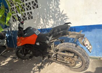 Recuperan motocicleta robada que fue abandonada en un terreno baldío
