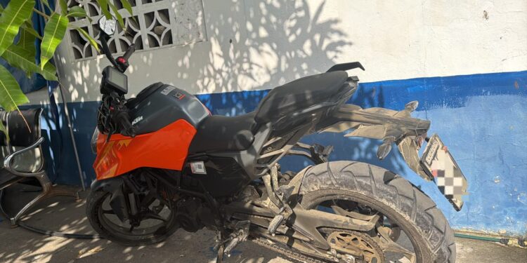 Recuperan motocicleta robada que fue abandonada en un terreno baldío