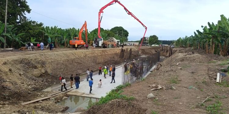 Prefectura de El Oro ejecuta obra de control de inundaciones por 6 millones de dólares para beneficiar a Machala y al sector productivo