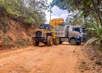 Municipio de Piñas ejecuta obras de preparación vial para beneficiar al sector rural de Piedra Blanca