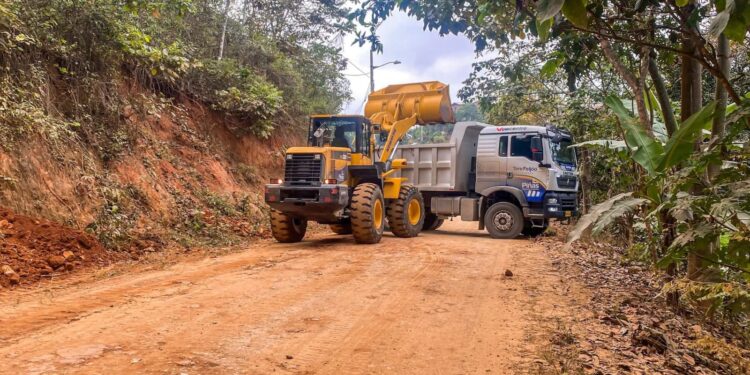 Municipio de Piñas ejecuta obras de preparación vial para beneficiar al sector rural de Piedra Blanca