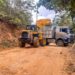 Municipio de Piñas ejecuta obras de preparación vial para beneficiar al sector rural de Piedra Blanca