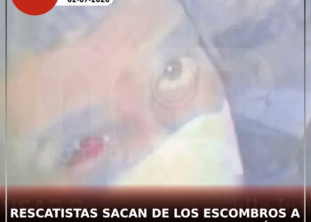 Rescatistas sacan de los escombros a un guardia de seguridad ocho días después de los dos terremotos