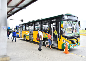 Transportistas de Machala vuelven a plantear subir el pasaje urbano a 50 centavos
