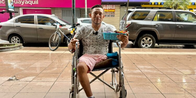Ni las amputaciones de sus piernas frenan a Ángel para conseguir el pan de cada día con la venta de chocolates y caramelos.