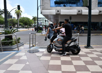 Motocicletas eléctricas circulan por aceras de Machala, pero no pueden ser sancionadas por falta de regulación