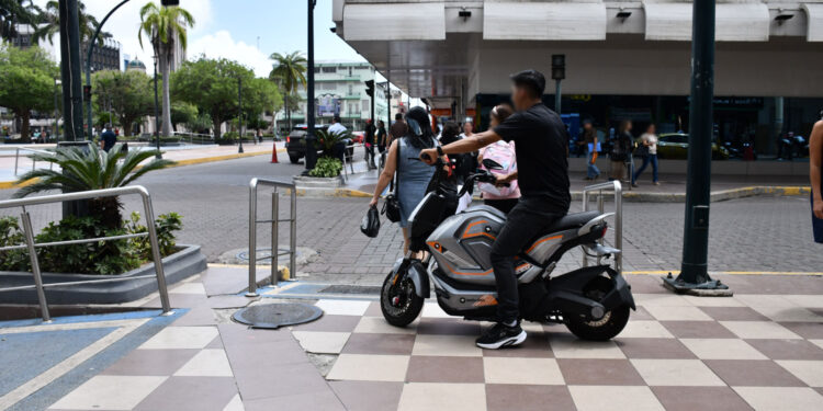 Motocicletas eléctricas circulan por aceras de Machala, pero no pueden ser sancionadas por falta de regulación