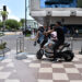 Motocicletas eléctricas circulan por aceras de Machala, pero no pueden ser sancionadas por falta de regulación