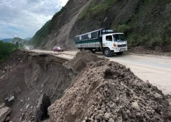 Suspenden paso de buses y vehículos pesados en la vía Cuenca-Girón-Pasaje por daños en la carretera