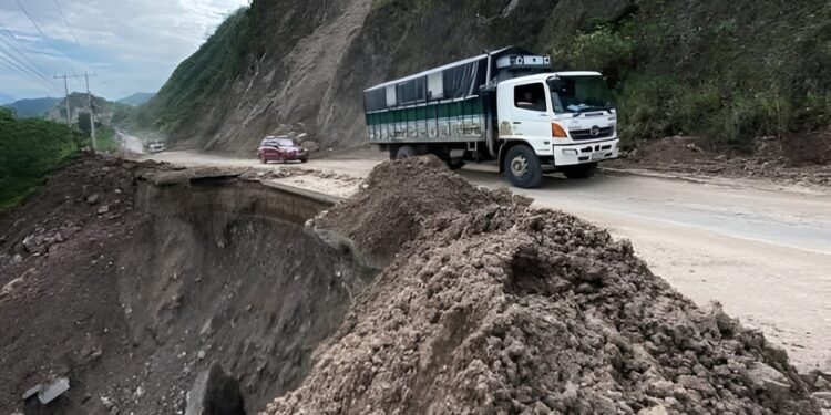 Suspenden paso de buses y vehículos pesados en la vía Cuenca-Girón-Pasaje por daños en la carretera