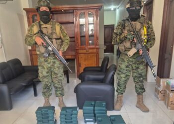 Fuerzas Armadas incautan 28 pistolas a una empresa de seguridad irregular en Machala