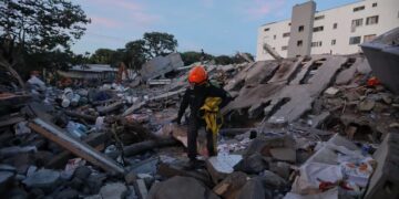 Terremoto de magnitud 7,4 deja 250 muertos en Colombia y rescatistas siguen buscando sobrevivientes