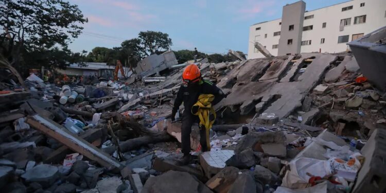 Terremoto de magnitud 7,4 deja 250 muertos en Colombia y rescatistas siguen buscando sobrevivientes