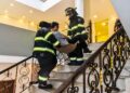 Bomberos Machala ejecuta simulacro de evacuación por sismo en el edificio de la Alcaldía