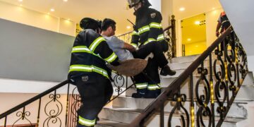 Bomberos Machala ejecuta simulacro de evacuación por sismo en el edificio de la Alcaldía