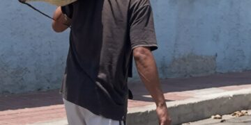 Hombre carga un cocodrilo sobre los hombros y la escena desata una investigación ambiental