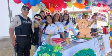 Policía Nacional promueve prevención y seguridad en feria ciudadana en Machala
