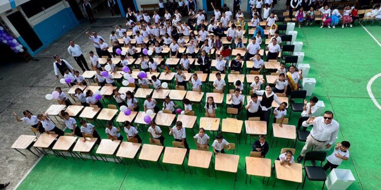 Más de 401 estudiantes beneficiados, entregan nuevo mobiliario en la Unidad Educativa Eulogio Serrano Armijos