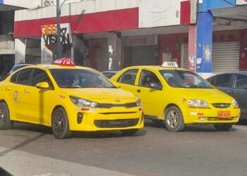 Usuarios cuestionan los abusos en los cobros y la falta de control en el servicio de taxis de Machala.