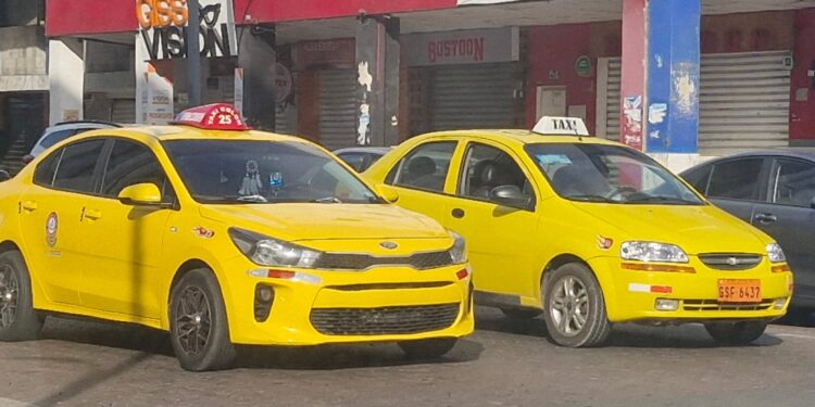 Usuarios cuestionan los abusos en los cobros y la falta de control en el servicio de taxis de Machala.