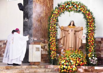 Machala rinde homenaje a la Virgen de la Merced con una misa campal en el parque Juan Montalvo