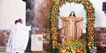 Machala rinde homenaje a la Virgen de la Merced con una misa campal en el parque Juan Montalvo