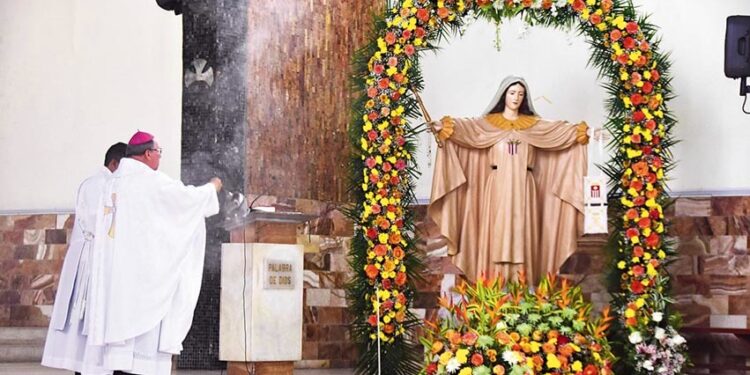 Machala rinde homenaje a la Virgen de la Merced con una misa campal en el parque Juan Montalvo