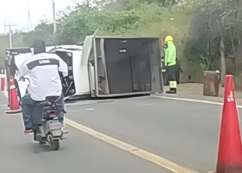 Camión terminó volcado en la vía Arenillas–Huaquillas tras presunta persecución militar