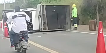 Camión terminó volcado en la vía Arenillas–Huaquillas tras presunta persecución militar