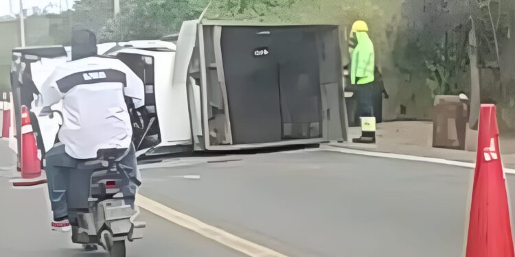Camión terminó volcado en la vía Arenillas–Huaquillas tras presunta persecución militar
