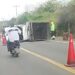 Camión terminó volcado en la vía Arenillas–Huaquillas tras presunta persecución militar