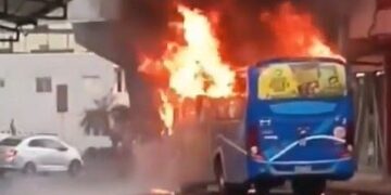 Incendio consume parcialmente un bus urbano durante recorrido